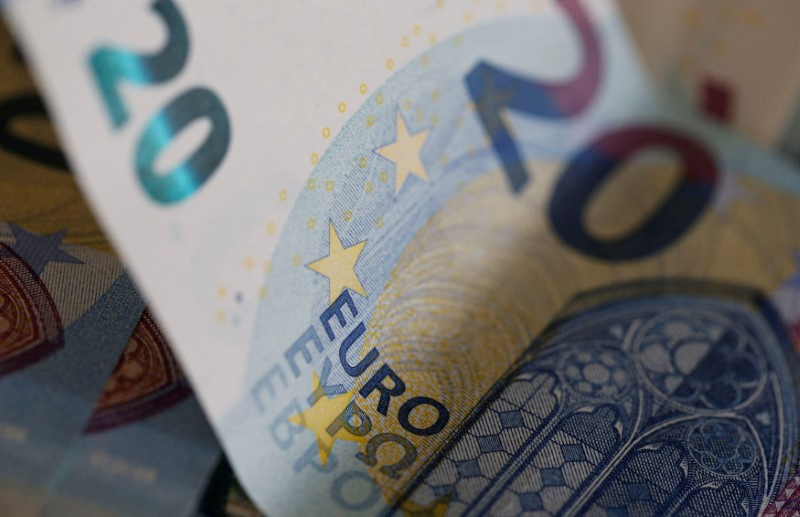 Доллар стабилен в паре с евро, дорожает к иене и фунту