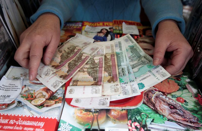 Рубль сократил потери на фоне интервенций ЦБР и появившихся продавцов валюты
