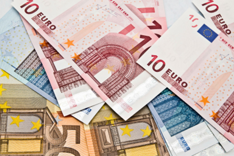 Доллар США растет к евро и иене