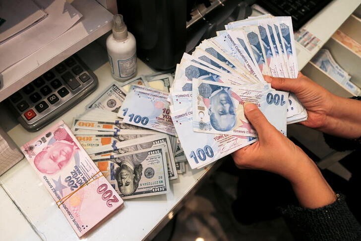 Турецкая лира снижается в преддверии объявления ставки ЦБ
