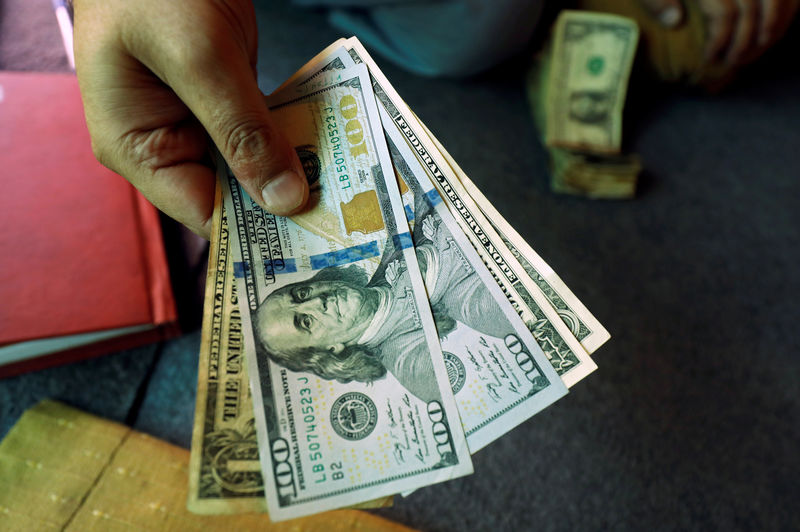ЦБ РФ установил курс доллара США с 4 февраля в размере 76,6501 руб.