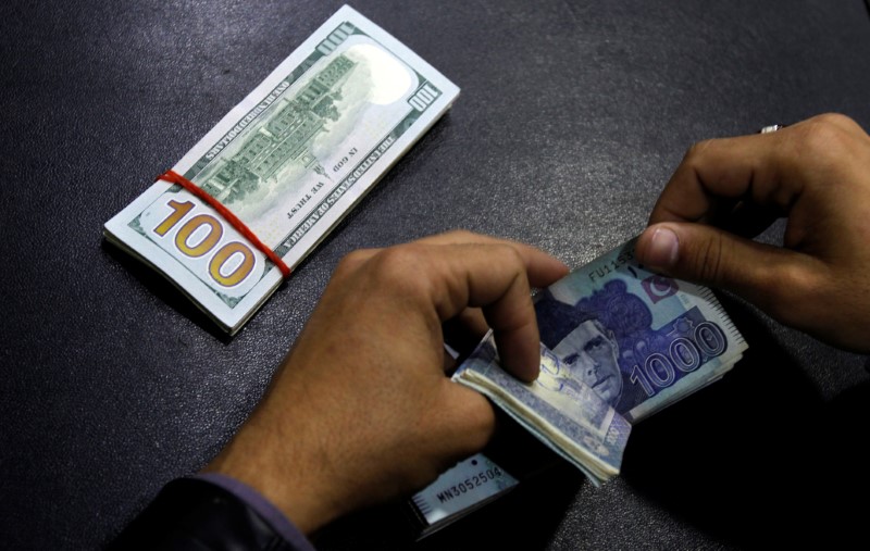 Пакистанская рупия стала самой прибыльной валютой в мире