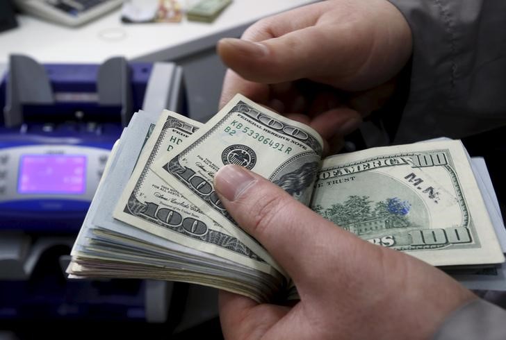 Средний курс покупки наличного доллара США в банках Москвы достиг максимального значения за месяц и составляет 99,85 руб.