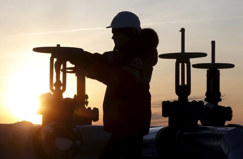 Цены на нефть колеблются из-за напряженности на Ближнем Востоке